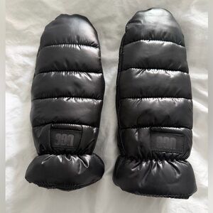 NWOT UGG Black Puffer Mittens